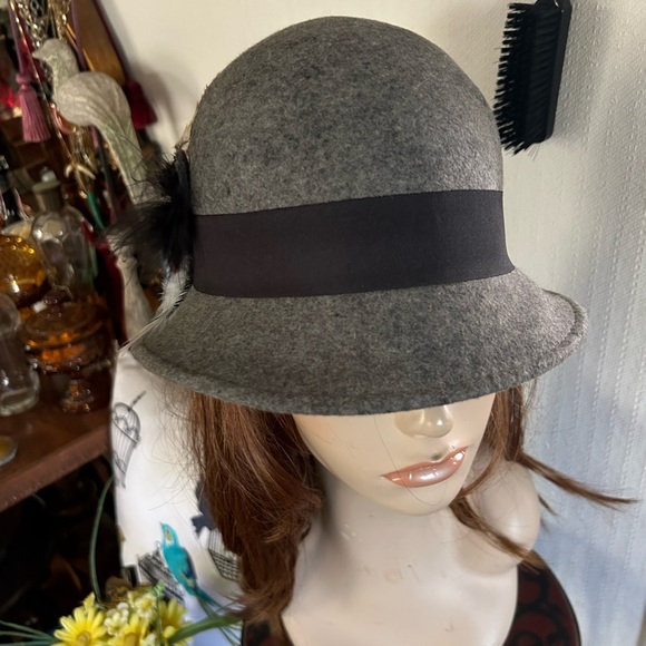Elegant Gray Hat with Feather Accent - Picture 3 of 9